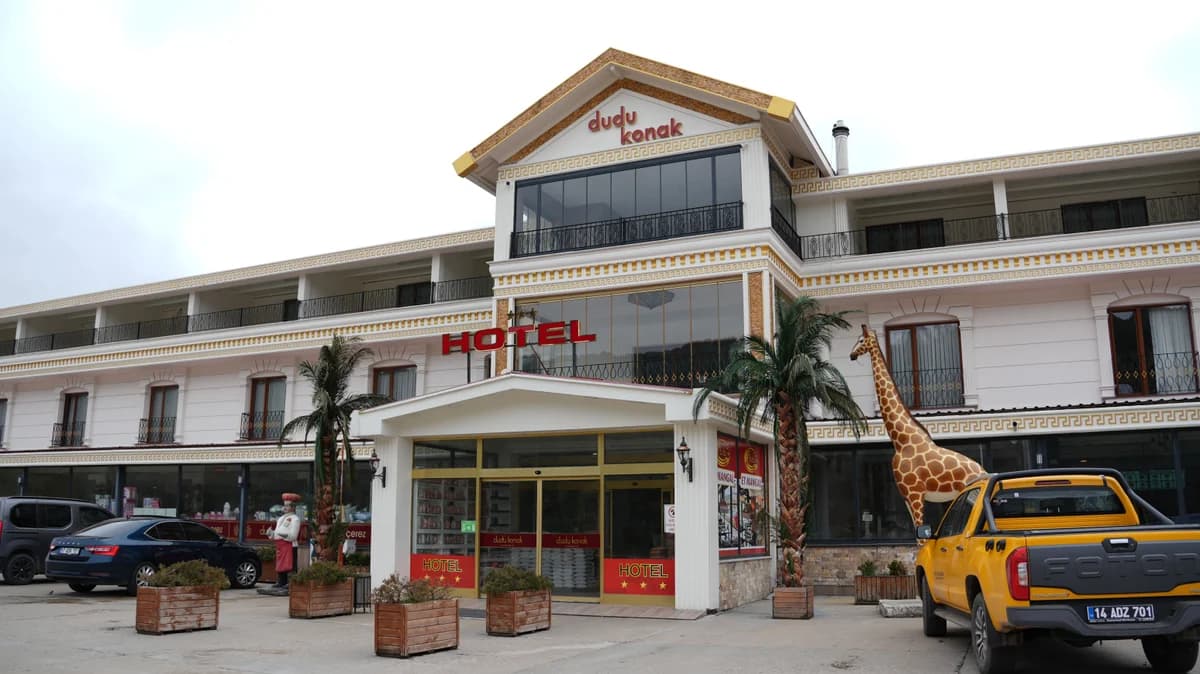 Dudu Hotel binası ve ana girişi